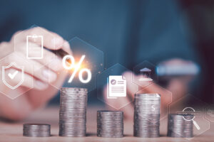 Wachsende Münzstapel mit digitalen Symbolen für Zinsen, Versicherung und Bankwesen im Hintergrund